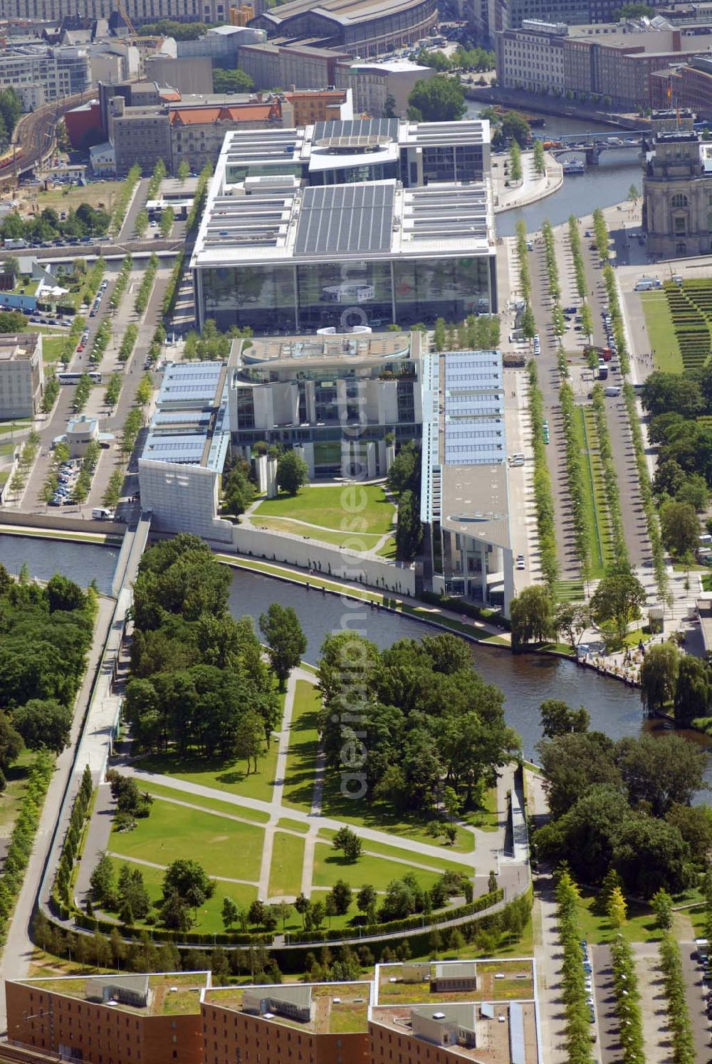 Aerial image Berlin - Blick auf das Bundeskanzleramt auf dem Spreebogen / Regierungsviertel in der Berliner Stadtmitte.