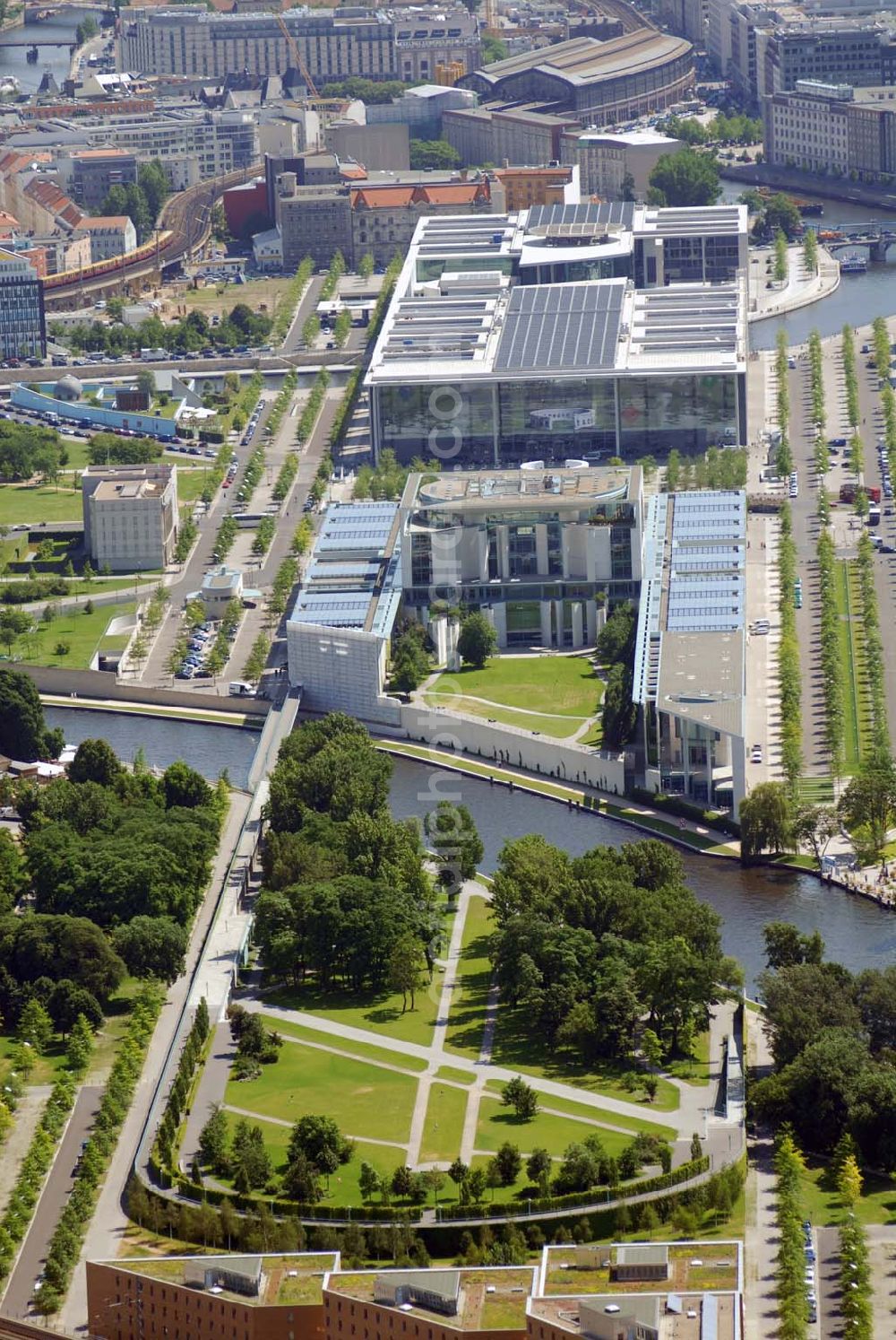 Aerial photograph Berlin - Blick auf das Bundeskanzleramt auf dem Spreebogen / Regierungsviertel in der Berliner Stadtmitte.