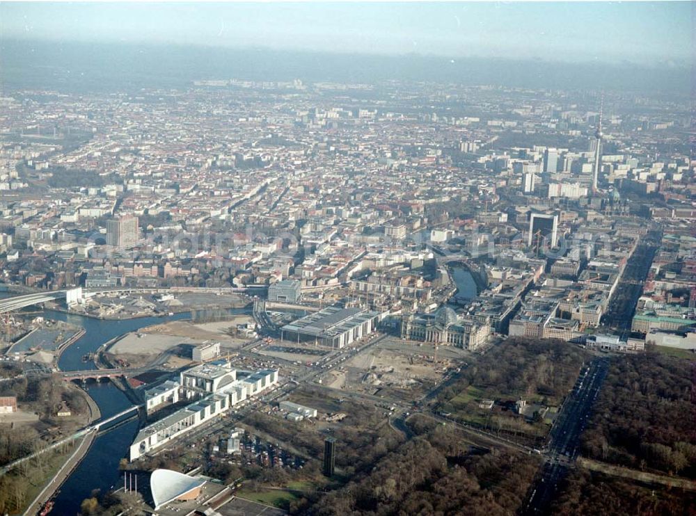 Berlin - Tiergarten/Mitte from above - Bundeskanzleramt, Reichstag sowie das Brandenburger Tor am Berliner Tiergarten