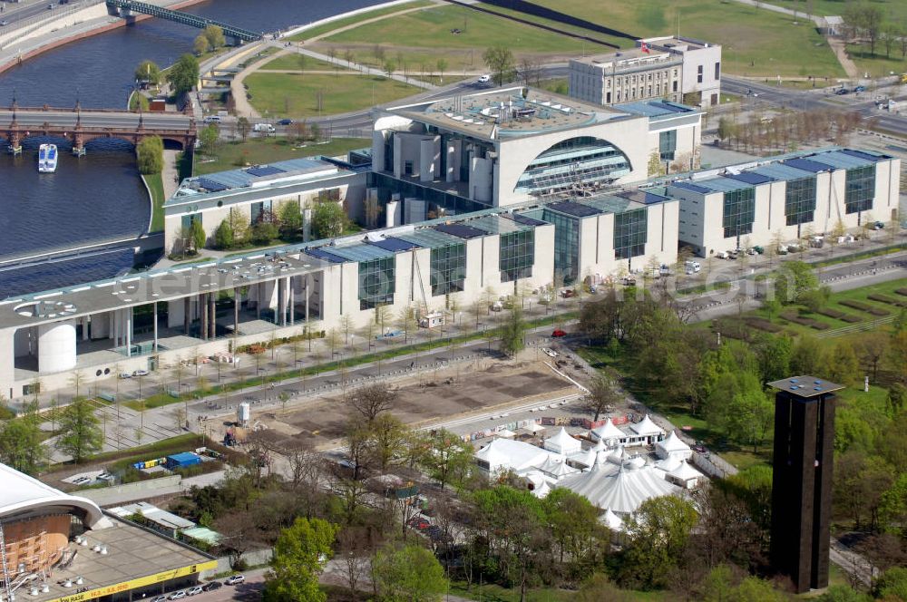 Aerial photograph Berlin - Blick auf das Bundeskanzleramt, die Schweizer Botschaft und den Spreebogenpark. Mit der Verlagerung der deutschen Hauptstadt von Bonn nach Berlin zog das Bundeskanzleramt in den Neubau am Spreebogenpark. View to the Federal Chancellery, the Swiss embassy and the Spreebogenpark. The Federal Chancellery moved into the new building in the Spreebogenpark, afte the removal of the german capital from Bonn to Berlin.