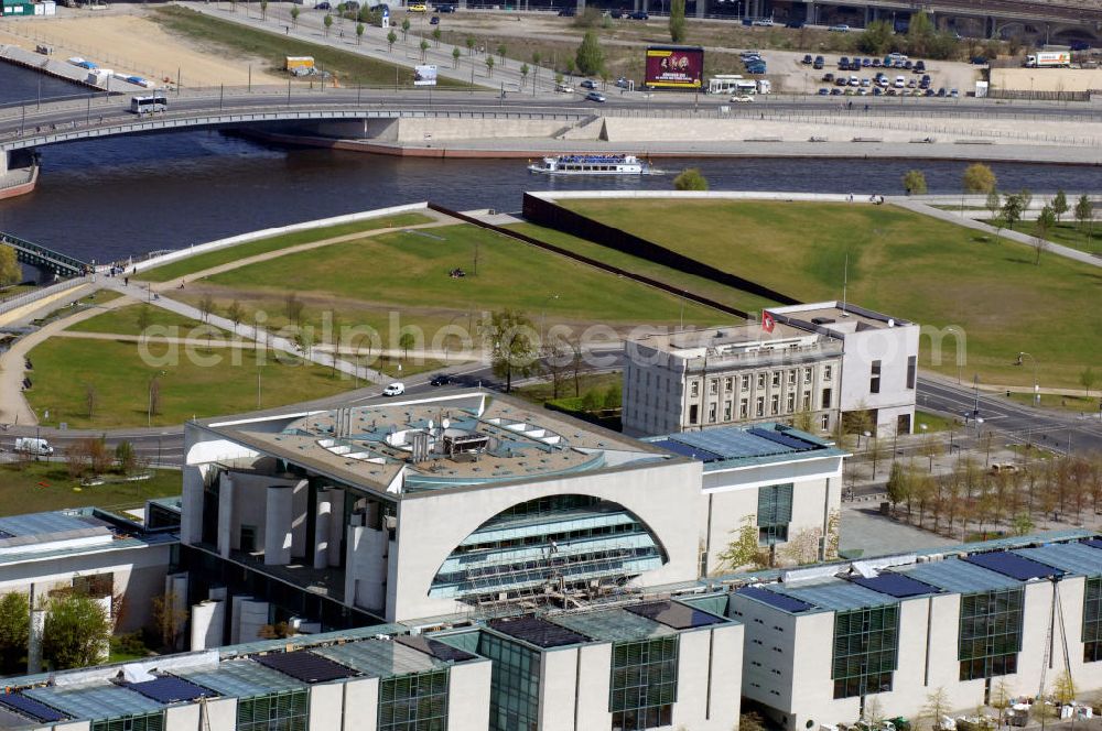 Berlin from above - Blick übe das Bundeskanzleramt auf die Schweizer Botschaft und den Spreebogenpark. Mit der Verlagerung der deutschen Hauptstadt von Bonn nach Berlin zog das Bundeskanzleramt in den Neubau am Spreebogenpark. View about the Federal Chancellery to the Swiss embassy and the Spreebogenpark. The Federal Chancellery moved into the new building in the Spreebogenpark, afte the removal of the german capital from Bonn to Berlin.