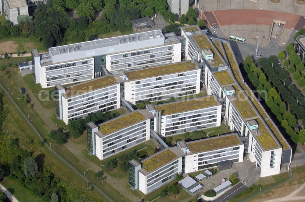 Bonn from above - Blick auf das Bundesministerium für Arzneimittel und Medizinprodukte im alten Regierungsviertel in Bonn. Das Ministerium ist dafür zuständig über die Zulassung von Fertigarzneimitteln auf der Grundlage des Arzneimittelgesetzes zu entscheiden. Dazu werden die Arzneimittel genau überprüft. Kontakt: Bundesministerium für Arzneimittel und Medizinprodukte, Kurt-Georg-Kiesinger-Allee 3 53175 Bonn, Tel. +49(0)228 207 30, Fax +49(0)228 207 5207, Email: poststelle@bfarm.de