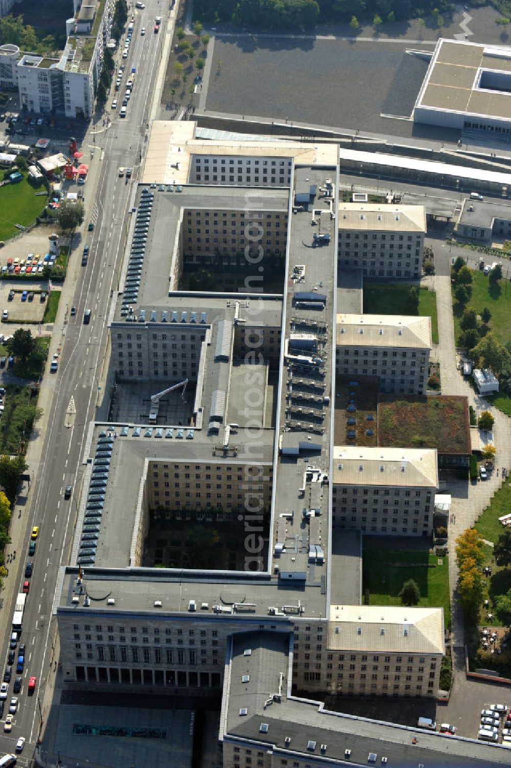 Aerial image Berlin - Das Bundesminsterium der Finanzen in Berlin-Mitte unterstützt mit seiner Arbeit den Bundesfinanzminister. The Treasury Department Berlin Mitte works in cooperation with the minister for treasury.