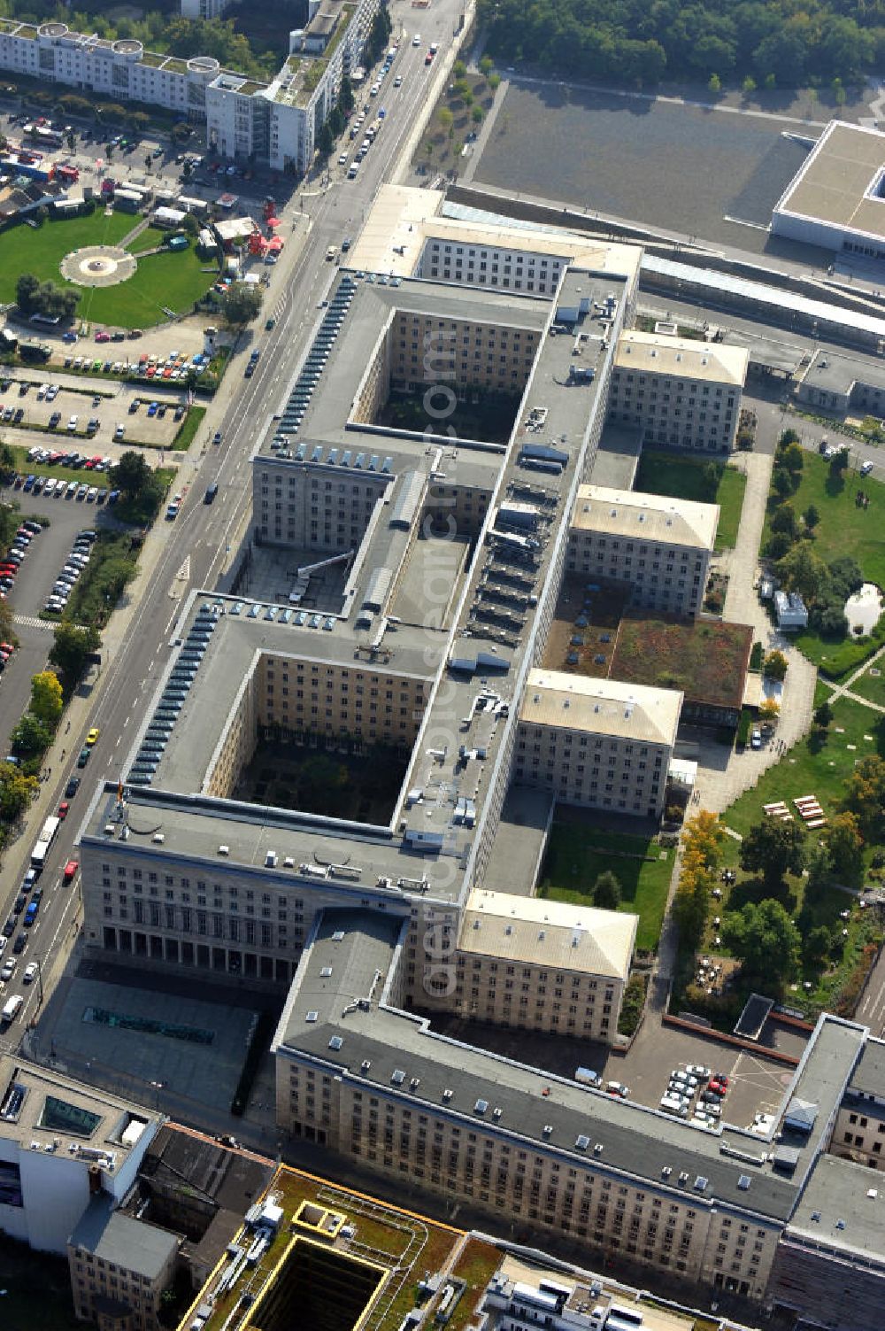 Aerial photograph Berlin - Das Bundesminsterium der Finanzen in Berlin-Mitte unterstützt mit seiner Arbeit den Bundesfinanzminister. The Treasury Department Berlin Mitte works in cooperation with the minister for treasury.