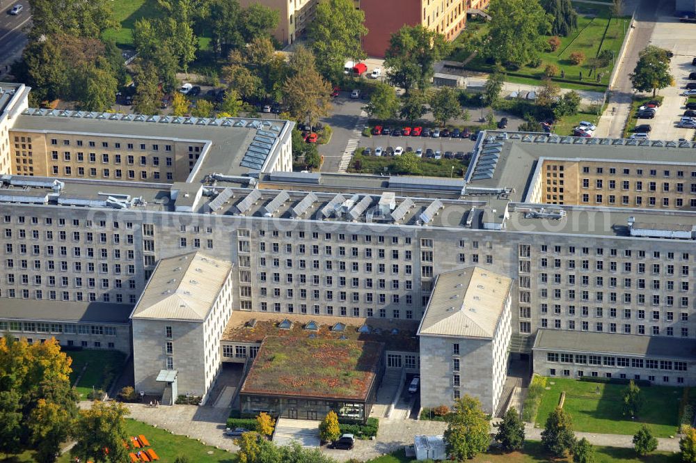 Berlin from the bird's eye view: Das Bundesminsterium der Finanzen in Berlin-Mitte unterstützt mit seiner Arbeit den Bundesfinanzminister. The Treasury Department Berlin Mitte works in cooperation with the minister for treasury.