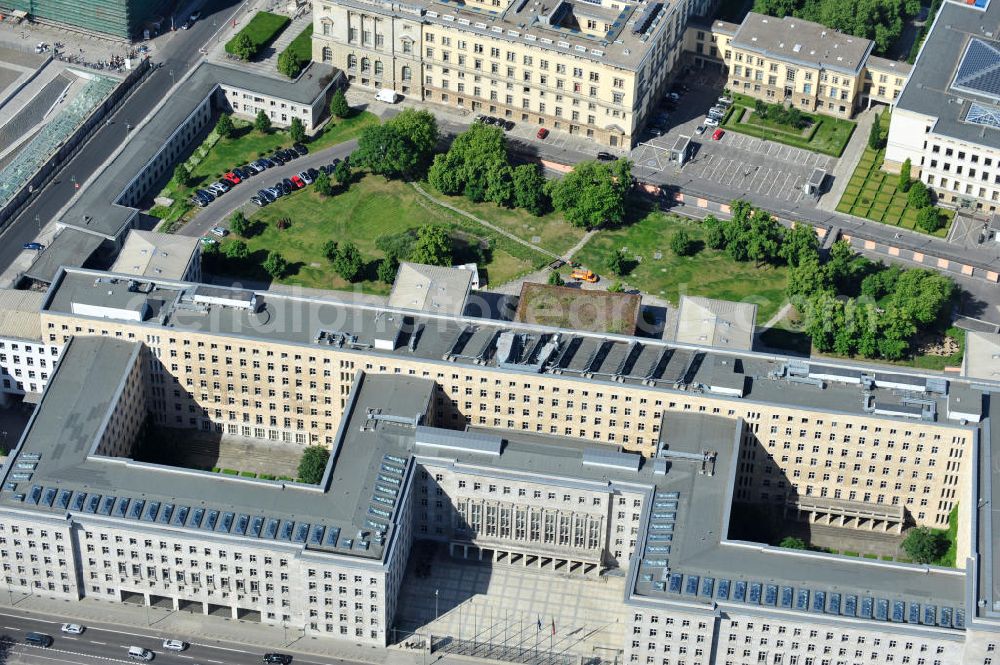 Aerial image Berlin Mitte - Bundesministerium der Finanzen, ehemals Reichsluftfahrtministerium und spätere Haus der Ministerien der DDR, im Detlev-Rohwedder-Haus an der Wilhelmstraße 97 Ecke Leipziger Straße 5-7 in Berlin-Mitte. Federal Ministry of Finance, former Reich Air Transport Ministry / Ministry of Aviation and after the House of Ministeries of the GDR, in the Detlev-Rohwedder Building.