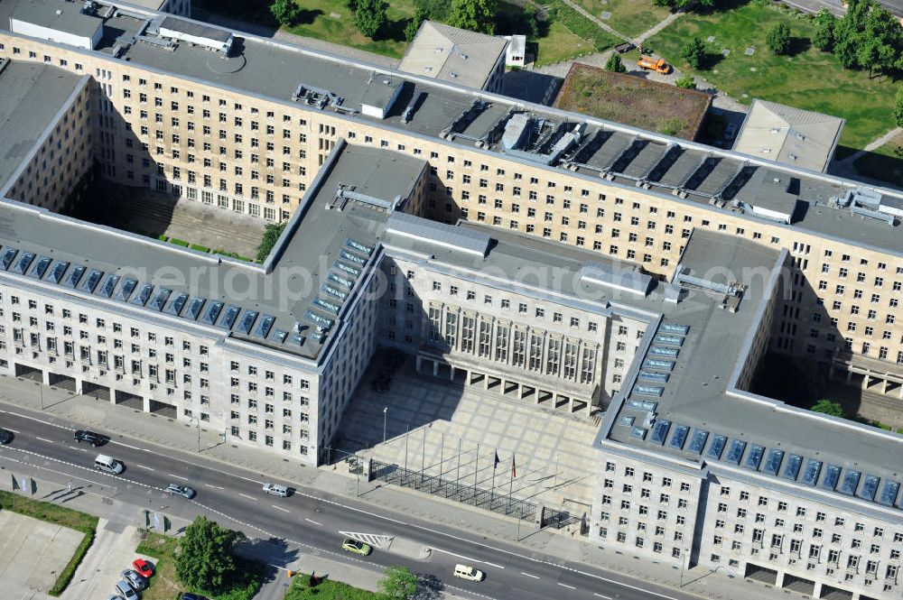 Aerial photograph Berlin Mitte - Bundesministerium der Finanzen, ehemals Reichsluftfahrtministerium und spätere Haus der Ministerien der DDR, im Detlev-Rohwedder-Haus an der Wilhelmstraße 97 Ecke Leipziger Straße 5-7 in Berlin-Mitte. Federal Ministry of Finance, former Reich Air Transport Ministry / Ministry of Aviation and after the House of Ministeries of the GDR, in the Detlev-Rohwedder Building.