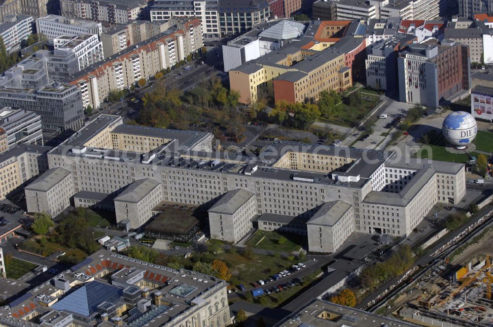 Aerial photograph Berlin - Blick auf das Bundesministerium der Finanzen (ehem. Treuhandanstalt und Reichsluftfahrtministerium) mit dem WELT-Ballon an der Niederkirchnerstraße / Wilhelmstraße und Zimmermannstraße in Berlin Mitte an der Grenze zu Kreuzberg. Links unten im Bild Preußischer Landtag mit Sitz des Berliner Landtages. Rechts daneben Baustelle zum Mahnmal Topographie des Terrors.