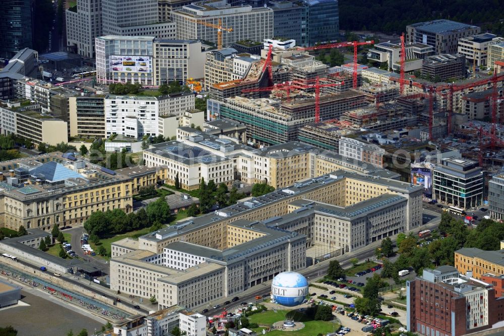 Berlin from above - Federal Ministry of Finance, former Reich Air Transport Ministry / Ministry of Aviation and after the House of Ministeries of the GDR, in the Detlev-Rohwedder Building