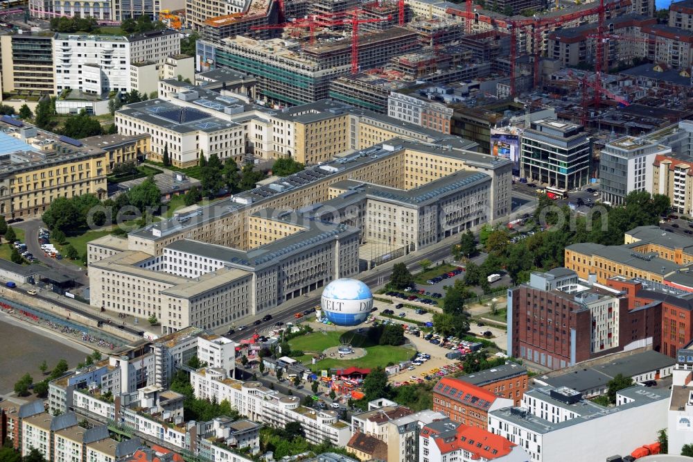 Aerial photograph Berlin - Federal Ministry of Finance, former Reich Air Transport Ministry / Ministry of Aviation and after the House of Ministeries of the GDR, in the Detlev-Rohwedder Building