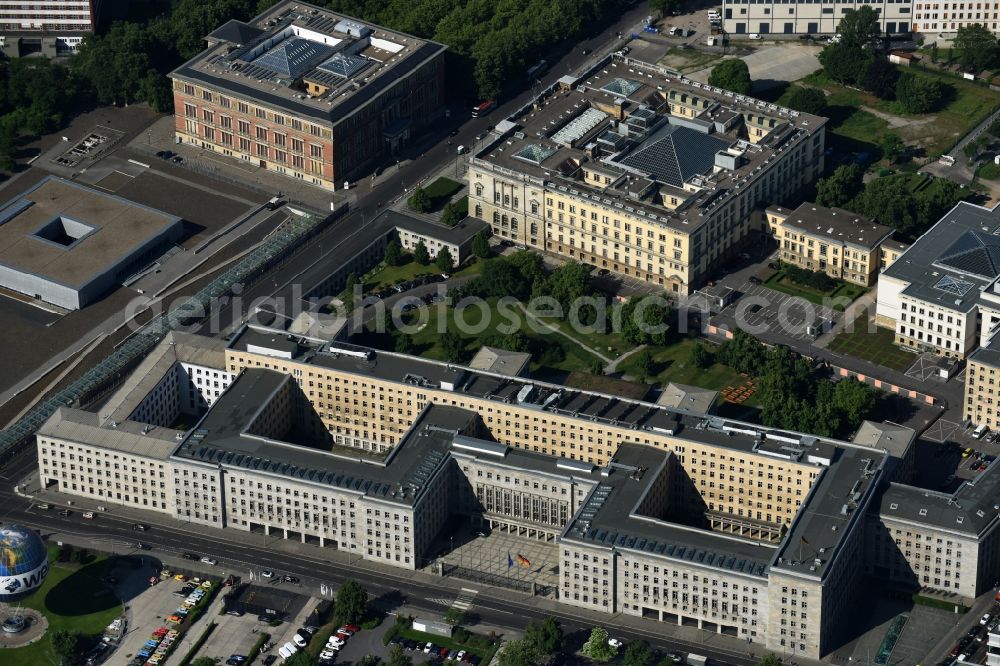 Aerial photograph Berlin - Federal Ministry of Finance, former Reich Air Transport Ministry / Ministry of Aviation and after the House of Ministeries of the GDR, in the Detlev-Rohwedder Building