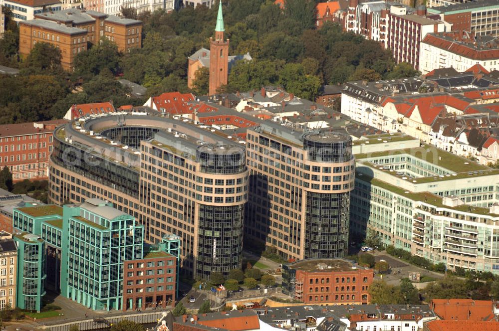 Aerial photograph Berlin - Blick auf das 1999 fertig gestellte Bundesministerium des Inneren, dessen zwei Glastürme um den restaurierten Komplex der alten Bolle-Meierei (heute befinden sich dort Gewerbe) erbaut wurden, am Spreebogen in Berlin-TiergartenBerlin 14.09.2007 Blick auf das 1999 fertig gestellte Bundesministerium des Inneren, dessen zwei Glastürme um den restaurierten Komplex der alten Bolle-Meierei (heute befinden sich dort Gewerbe) erbaut wurden, am Spreebogen in Berlin-Tiergarten.