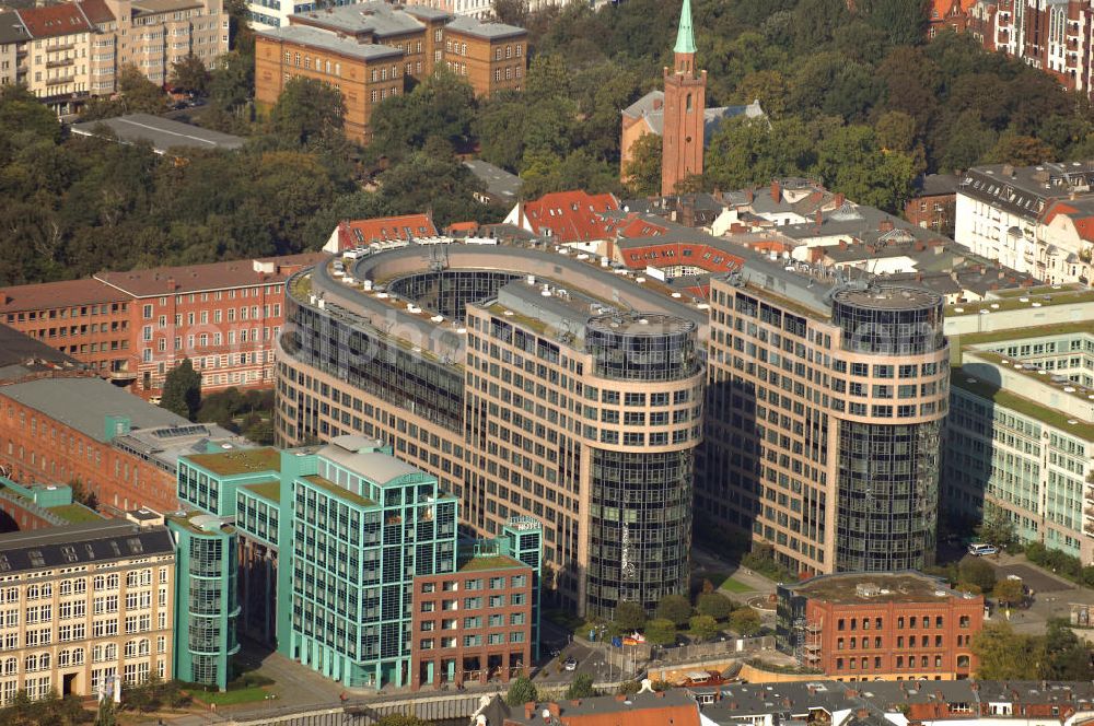 Berlin from above - Blick auf das 1999 fertig gestellte Bundesministerium des Inneren, dessen zwei Glastürme um den restaurierten Komplex der alten Bolle-Meierei (heute befinden sich dort Gewerbe) erbaut wurden, am Spreebogen in Berlin-TiergartenBerlin 14.09.2007 Blick auf das 1999 fertig gestellte Bundesministerium des Inneren, dessen zwei Glastürme um den restaurierten Komplex der alten Bolle-Meierei (heute befinden sich dort Gewerbe) erbaut wurden, am Spreebogen in Berlin-Tiergarten.