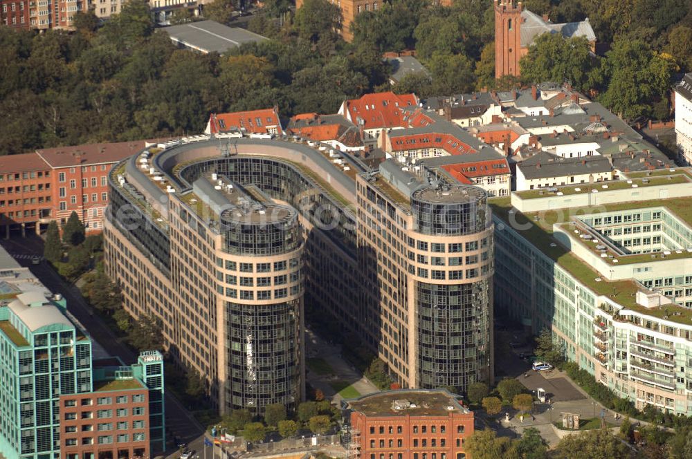 Berlin from the bird's eye view: Blick auf das 1999 fertig gestellte Bundesministerium des Inneren, dessen zwei Glastürme um den restaurierten Komplex der alten Bolle-Meierei (heute befinden sich dort Gewerbe) erbaut wurden, am Spreebogen in Berlin-TiergartenBerlin 14.09.2007 Blick auf das 1999 fertig gestellte Bundesministerium des Inneren, dessen zwei Glastürme um den restaurierten Komplex der alten Bolle-Meierei (heute befinden sich dort Gewerbe) erbaut wurden, am Spreebogen in Berlin-Tiergarten.