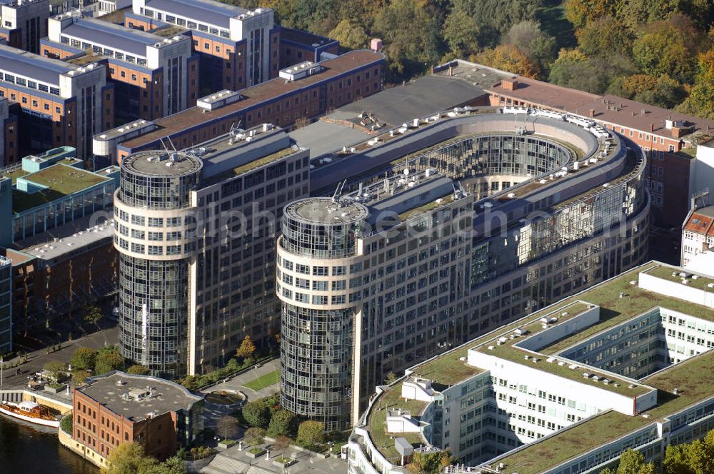 Aerial photograph Berlin - Blick auf das Bundesministerium des Innern in Berlin Tiergarten. Erbaut wurde der Gebäudekomplex von Oktober 1997 bis Juli 1999 am Ufer der Spree. Die Planung der markanten Formgebung übernahmen die Architekten Kühn Bergan der Bley. Kontakt: Bundesministerium des Innern, Dienstsitz Berlin, Alt-Moabit 101 D, 10559 Berlin, Tel. +49(0)30 18681 0, Fax +49(0)30 18681 2926, Email: poststelle@bmi.bund.de; Kontakt Architekten: Kühn Bergan der und Bley Architekten, Werner-Voss-Damm 54A, 12101 Berlin, Tel. +49(0)30 7866075