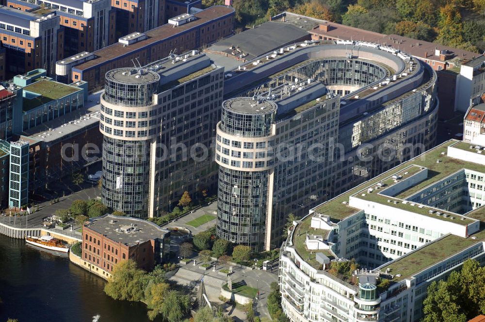 Berlin from above - Blick auf das Bundesministerium des Innern in Berlin Tiergarten. Erbaut wurde der Gebäudekomplex von Oktober 1997 bis Juli 1999 am Ufer der Spree. Die Planung der markanten Formgebung übernahmen die Architekten Kühn Bergan der Bley. Kontakt: Bundesministerium des Innern, Dienstsitz Berlin, Alt-Moabit 101 D, 10559 Berlin, Tel. +49(0)30 18681 0, Fax +49(0)30 18681 2926, Email: poststelle@bmi.bund.de; Kontakt Architekten: Kühn Bergan der und Bley Architekten, Werner-Voss-Damm 54A, 12101 Berlin, Tel. +49(0)30 7866075