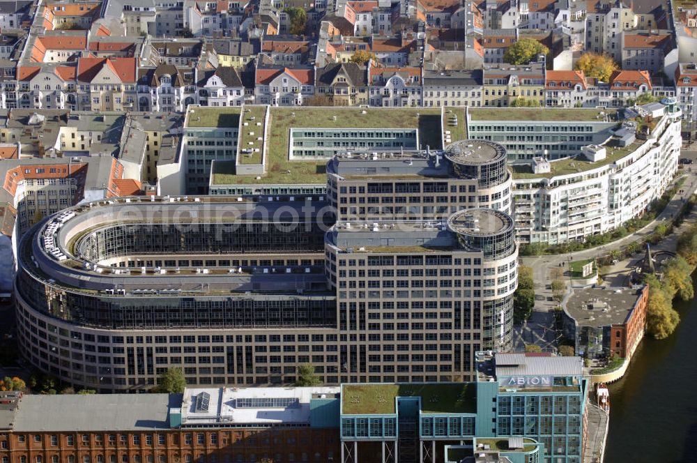 Berlin from the bird's eye view: Blick auf das Bundesministerium des Innern in Berlin Tiergarten. Erbaut wurde der Gebäudekomplex von Oktober 1997 bis Juli 1999 am Ufer der Spree. Die Planung der markanten Formgebung übernahmen die Architekten Kühn Bergan der Bley. Kontakt: Bundesministerium des Innern, Dienstsitz Berlin, Alt-Moabit 101 D, 10559 Berlin, Tel. +49(0)30 18681 0, Fax +49(0)30 18681 2926, Email: poststelle@bmi.bund.de; Kontakt Architekten: Kühn Bergan der und Bley Architekten, Werner-Voss-Damm 54A, 12101 Berlin, Tel. +49(0)30 7866075