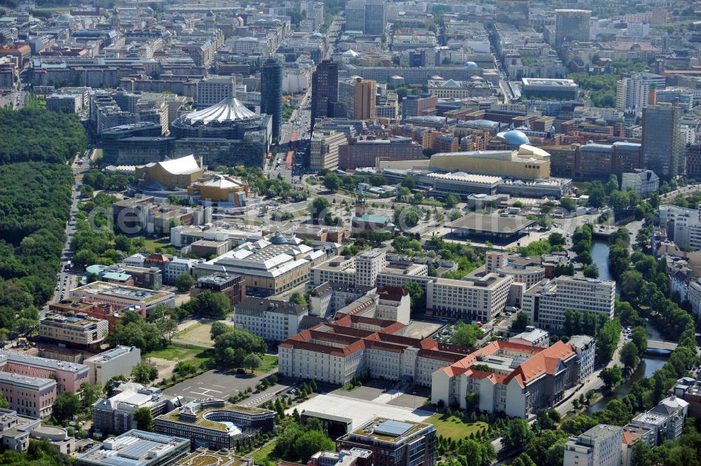 Aerial image Berlin - Bundesministerium der Verteidigung im Bendlerblock an der Stauffenbergstraße in Berlin-Tiergarten. Ministry of Defence in the Bendlerblock at the Stauffenbergstrasse in the locality Tiergarten.