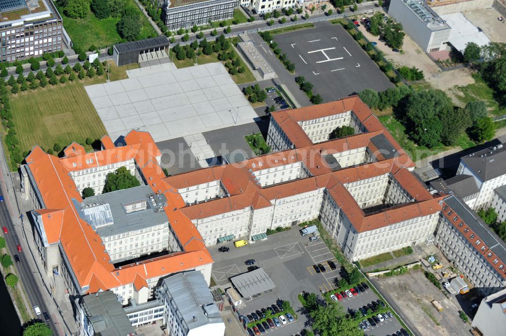 Aerial photograph Berlin - Bundesministerium der Verteidigung im Bendlerblock an der Stauffenbergstraße in Berlin-Tiergarten. Ministry of Defence in the Bendlerblock at the Stauffenbergstrasse in the locality Tiergarten.