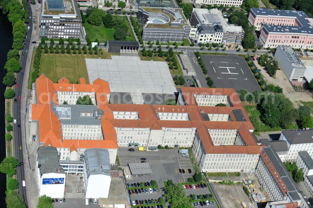 Berlin from the bird's eye view: Bundesministerium der Verteidigung im Bendlerblock an der Stauffenbergstraße in Berlin-Tiergarten. Ministry of Defence in the Bendlerblock at the Stauffenbergstrasse in the locality Tiergarten.