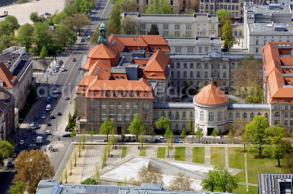 Aerial image Berlin - Blick auf das Bundesministerium für Wirtschaft und Technologie im Invalidenhaus. Das Gebäude ist von 1747 und wurde im Rahmen des Umzugs der Bundesregierung von Bonn nach Berlin von Grund auf restauriert. View to the Federal Ministry of Economics and Technology in the Invalidenhaus. This building was founded in 1747 and got restored when the Federal Government moved from Bonn to Berlin.