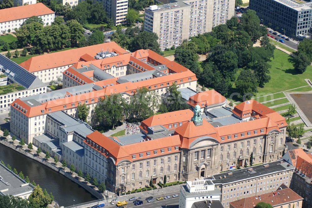 Berlin from the bird's eye view: Das Bundesministerium für Wirtschaft und Technologie, aufgenommen von der Invalidenstraße aus.