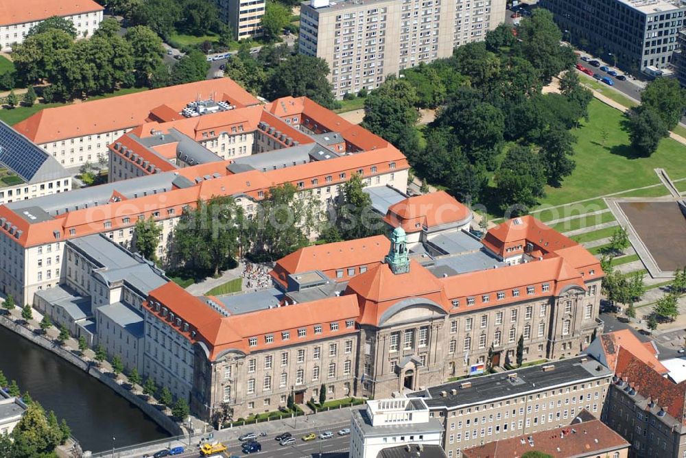 Aerial image Berlin - Das Bundesministerium für Wirtschaft und Technologie, aufgenommen von der Invalidenstraße aus.