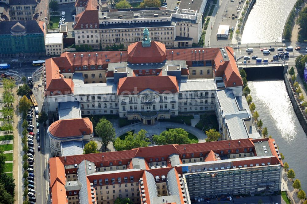 Berlin from above - Blick auf das Bundesministerium für Wirtschaft und Technologie im Invalidenhaus. Das Gebäude ist von 1747 und wurde im Rahmen des Umzugs der Bundesregierung von Bonn nach Berlin von Grund auf restauriert. View to the Federal Ministry of Economics and Technology in the Invalidenhaus. This building was founded in 1747 and got restored when the Federal Government moved from Bonn to Berlin.