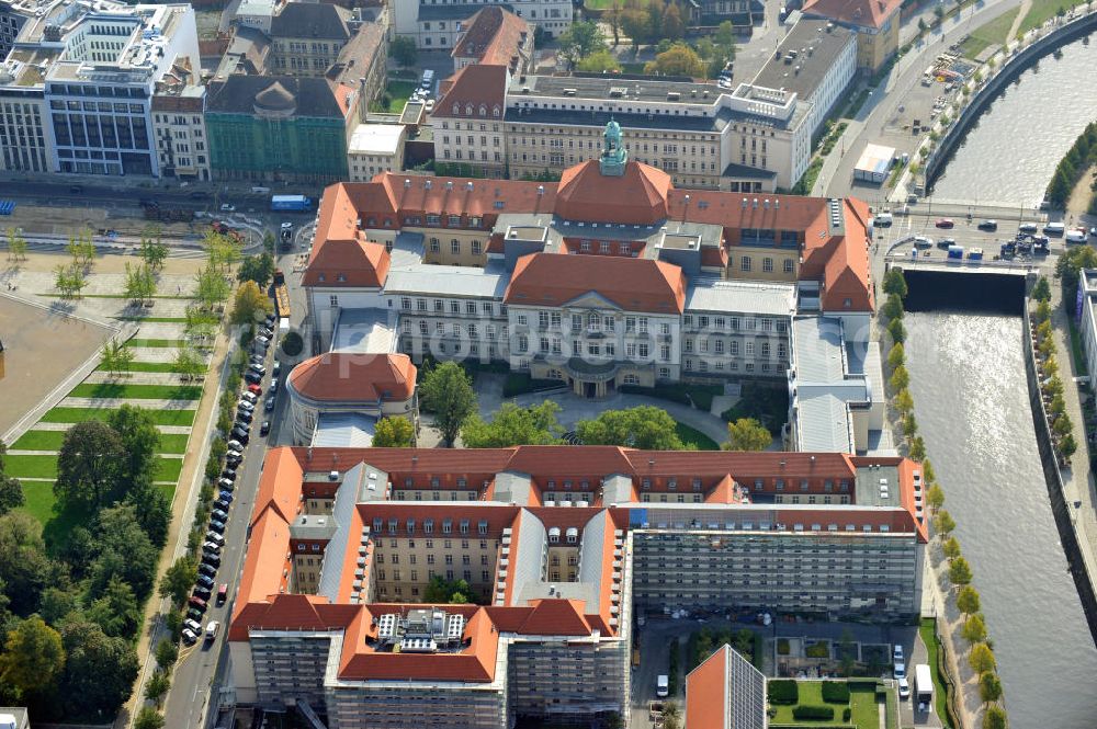 Berlin from the bird's eye view: Blick auf das Bundesministerium für Wirtschaft und Technologie im Invalidenhaus. Das Gebäude ist von 1747 und wurde im Rahmen des Umzugs der Bundesregierung von Bonn nach Berlin von Grund auf restauriert. View to the Federal Ministry of Economics and Technology in the Invalidenhaus. This building was founded in 1747 and got restored when the Federal Government moved from Bonn to Berlin.