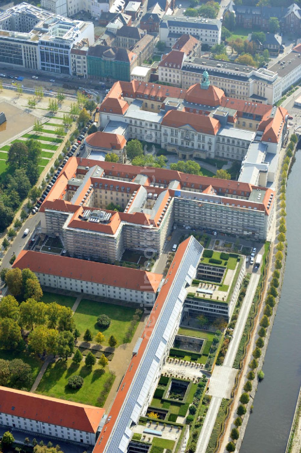 Aerial image Berlin - Blick auf das Bundesministerium für Wirtschaft und Technologie im Invalidenhaus. Das Gebäude ist von 1747 und wurde im Rahmen des Umzugs der Bundesregierung von Bonn nach Berlin von Grund auf restauriert. View to the Federal Ministry of Economics and Technology in the Invalidenhaus. This building was founded in 1747 and got restored when the Federal Government moved from Bonn to Berlin.