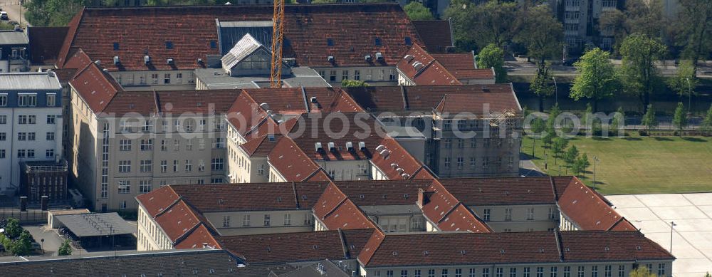 Berlin from above - Blick auf das Gelände des Bendlerblocks an der Stauffenbergstraße 18 und dem Reichpietschufer 72–76 im Stadtteil Tiergarten. Der Dienstsitz des Bundesministeriums für Verteidigung / Verteidigungsministerium soll um einige Anbauten erweitert werden. View of the Bendlerblock in the Tiergarten district. The Office of the Federal Ministry of Defence / Ministry of Defence is to be extended by a few additions.