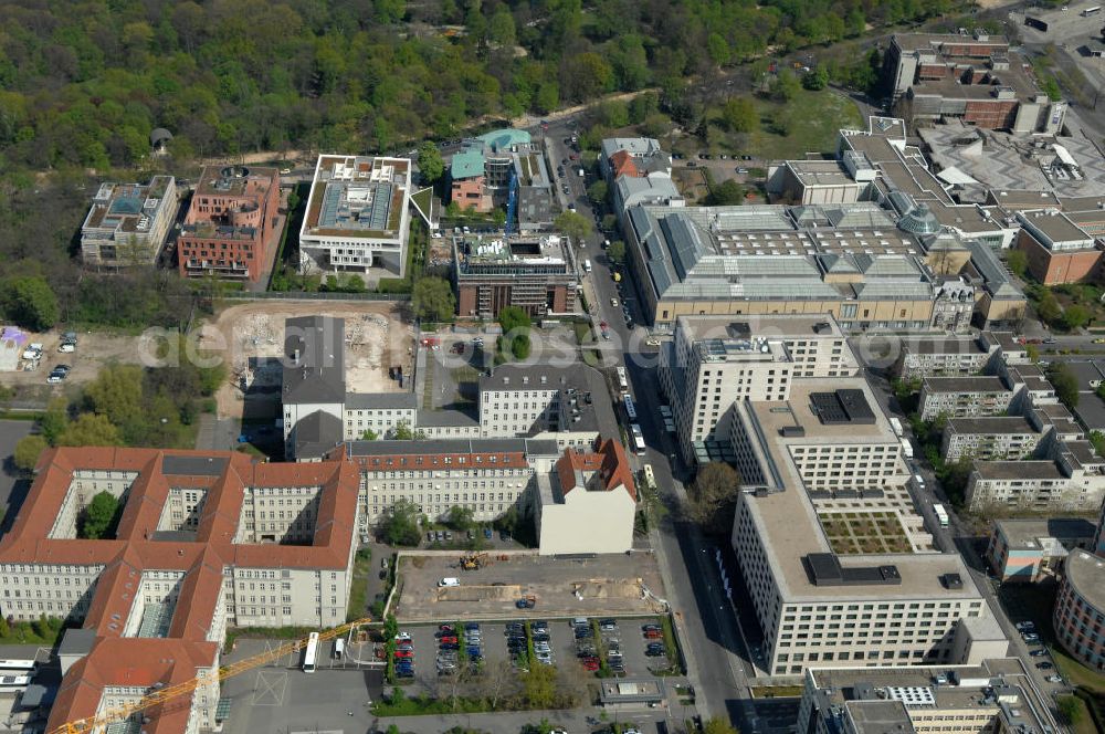 Aerial image Berlin - Blick auf das Gelände des Bendlerblocks an der Stauffenbergstraße 18 und dem Reichpietschufer 72–76 im Stadtteil Tiergarten. Der Dienstsitz des Bundesministeriums für Verteidigung / Verteidigungsministerium soll um einige Anbauten erweitert werden. View of the Bendlerblock in the Tiergarten district. The Office of the Federal Ministry of Defence / Ministry of Defence is to be extended by a few additions.