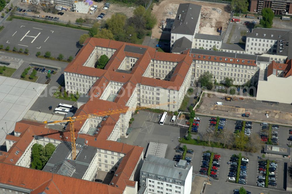 Aerial photograph Berlin - Blick auf das Gelände des Bendlerblocks an der Stauffenbergstraße 18 und dem Reichpietschufer 72–76 im Stadtteil Tiergarten. Der Dienstsitz des Bundesministeriums für Verteidigung / Verteidigungsministerium soll um einige Anbauten erweitert werden. View of the Bendlerblock in the Tiergarten district. The Office of the Federal Ministry of Defence / Ministry of Defence is to be extended by a few additions.