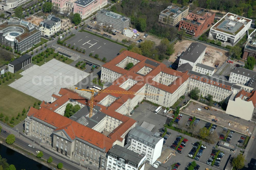 Aerial image Berlin - Blick auf das Gelände des Bendlerblocks an der Stauffenbergstraße 18 und dem Reichpietschufer 72–76 im Stadtteil Tiergarten. Der Dienstsitz des Bundesministeriums für Verteidigung / Verteidigungsministerium soll um einige Anbauten erweitert werden. View of the Bendlerblock in the Tiergarten district. The Office of the Federal Ministry of Defence / Ministry of Defence is to be extended by a few additions.