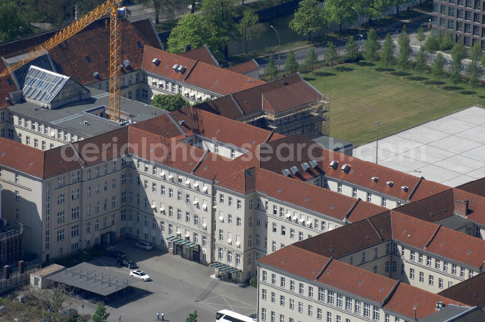 Aerial photograph Berlin - Blick auf das Gelände des Bendlerblocks an der Stauffenbergstraße 18 und dem Reichpietschufer 72–76 im Stadtteil Tiergarten. Der Dienstsitz des Bundesministeriums für Verteidigung / Verteidigungsministerium soll um einige Anbauten erweitert werden. View of the Bendlerblock in the Tiergarten district. The Office of the Federal Ministry of Defence / Ministry of Defence is to be extended by a few additions.