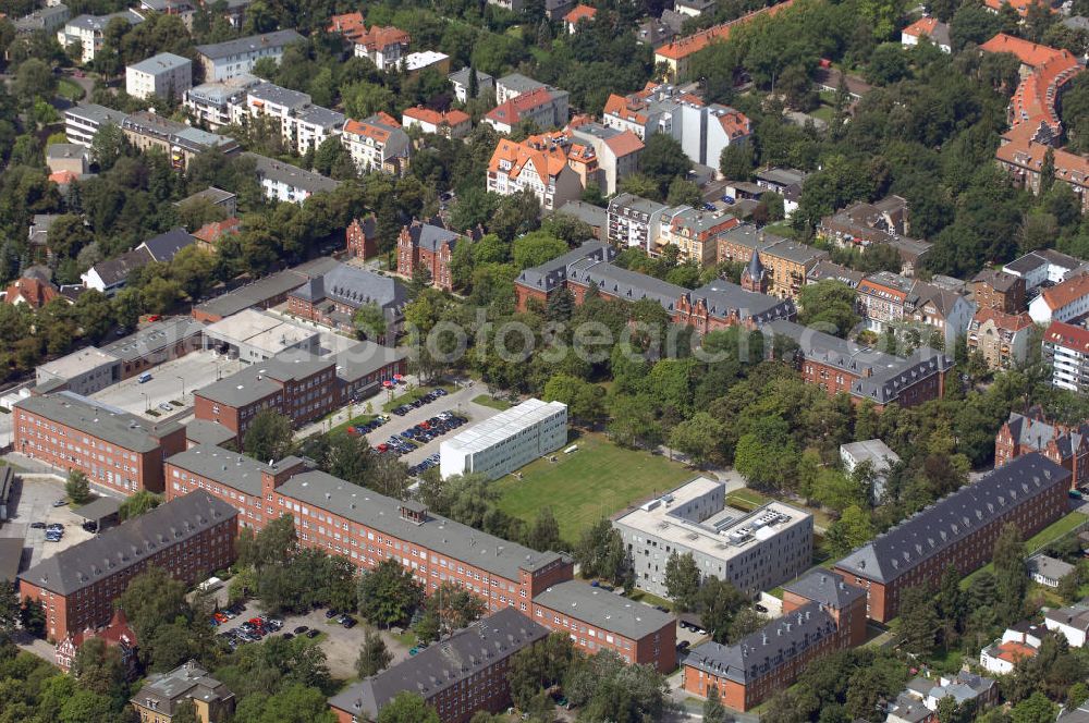 Berlin from above - Blick auf den Bundesnachrichtendienst (BND) an der Gardeschützenstraße in Berlin-Steglitz. Der BND ist der dritte Geheimdienst des Bundes und zuständig für die Auslandsaufklärung. Am 1. April 1956 begann der Bundesnachrichtendienst als eine dem Bundeskanzleramt angegliederte Dienststelle seine Tätigkeit. Die Organisation Gehlen war die Vorläuferorganisation des Bundesnachrichtendienstes. General Gehlen und Reste des Stabes Abteilung Fremde Heere Ost hatten bereits 1946 unter der Bezeichnung Organisation Gehlen für amerikanische Dienststellen im Bereich der militärischen Ostaufklärung gearbeitet. Ende 1947 zog die Organisation Gehlen auf das noch heute durch den Bundesnachrichtendienst genutzte Gelände in Pullach. Am 10. April 2003 beschloss das Sicherheitskabinett unter Leitung von Bundeskanzler Gerhard Schröder, dass die Geheimdienstzentrale nach Berlin verlegt werden soll. Neuer Standort wurde die alte Infanterie-Kaserne im Gardeschützenweg. Die Kaserne wurde in den Jahren 1881 bis 1884 von den Architekten August Roßteuscher und Schönholas erbaut. Im Stil der Kaiserzeit bestehen die Bauten aus roten Ziegelsteinen mit Schieferdächern und sind durch Türmchen und Giebel reich verziert. Kontakt: Bundesnachrichtendienst, Gardeschützenweg 71-101, 12203 Berlin, E-Mail: information@bundesnachrichtendienst.de,