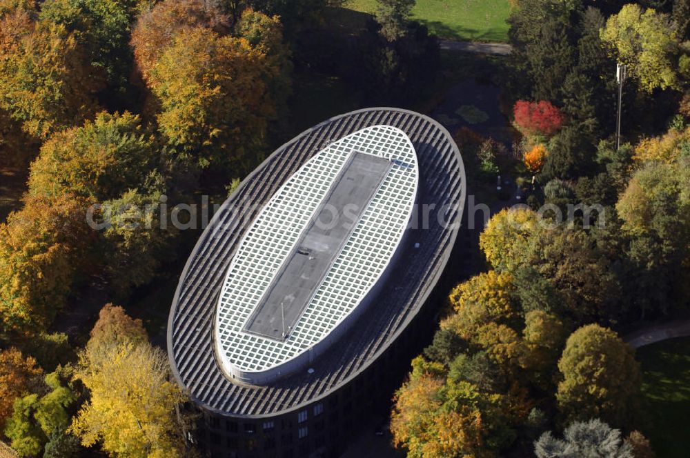 Aerial photograph Berlin - Blick auf das Bundespräsidialamt im Berliner Tiergarten. Das Bundespräsidialamt ist die Behörde des deutschen Bundespräsidenten. Nach zweijähriger Bauzeit wurde das Gebäude 1998 nach Plänen der Architekten Martin Gruber und Helmut Kleine-Kraneburg fertiggestellt. Es besteht aus einem viergeschossigen elliptischen Büroring. Kontakt: Bundespräsidialamt, Spreeweg 1, 10557 Berlin, Tel. +49(0)30 2000 0, Fax +49(0)30 2000 1999, Email: poststelle@bpra.bund.de; Kontakt Architekten: Gruber + Kleine-Kraneburg Architekten, Niddastraße 84, 60329 Frankfurt am Main, Tel. +49(0)69 170072 0, Fax +49(0)69 170072 19, Email: buero@gruber-kleinekraneburg.de