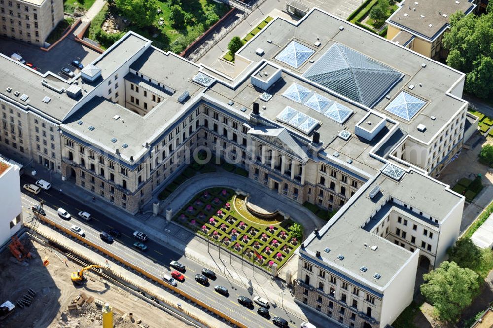 Berlin Mitte from the bird's eye view: Bundesrat mit Außenanlagen / Vorgarten an der Leipziger Straße in Berlin-Mitte. Federal Council of Germany with grounds / front garden at the street Leipziger Strasse in the borough Mitte. Gartenpflege: Jürgen Kuhr - Projektur