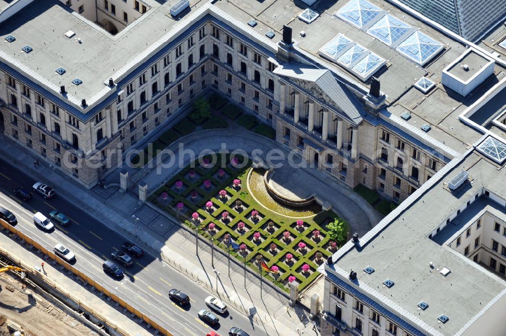 Aerial image Berlin Mitte - Bundesrat mit Außenanlagen / Vorgarten an der Leipziger Straße in Berlin-Mitte. Federal Council of Germany with grounds / front garden at the street Leipziger Strasse in the borough Mitte. Gartenpflege: Jürgen Kuhr - Projektur