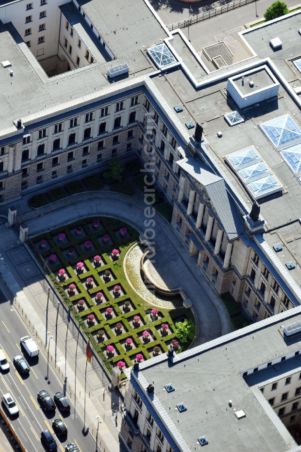 Aerial photograph Berlin Mitte - Bundesrat mit Außenanlagen / Vorgarten an der Leipziger Straße in Berlin-Mitte. Federal Council of Germany with grounds / front garden at the street Leipziger Strasse in the borough Mitte. Gartenpflege: Jürgen Kuhr - Projektur