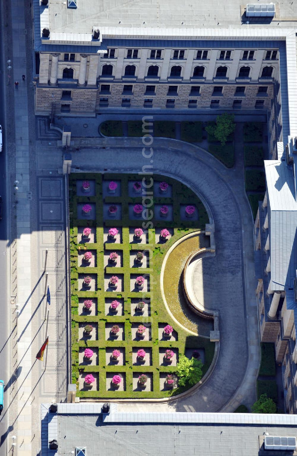 Berlin Mitte from above - Bundesrat mit Außenanlagen / Vorgarten an der Leipziger Straße in Berlin-Mitte. Federal Council of Germany with grounds / front garden at the street Leipziger Strasse in the borough Mitte. Gartenpflege: Jürgen Kuhr - Projektur