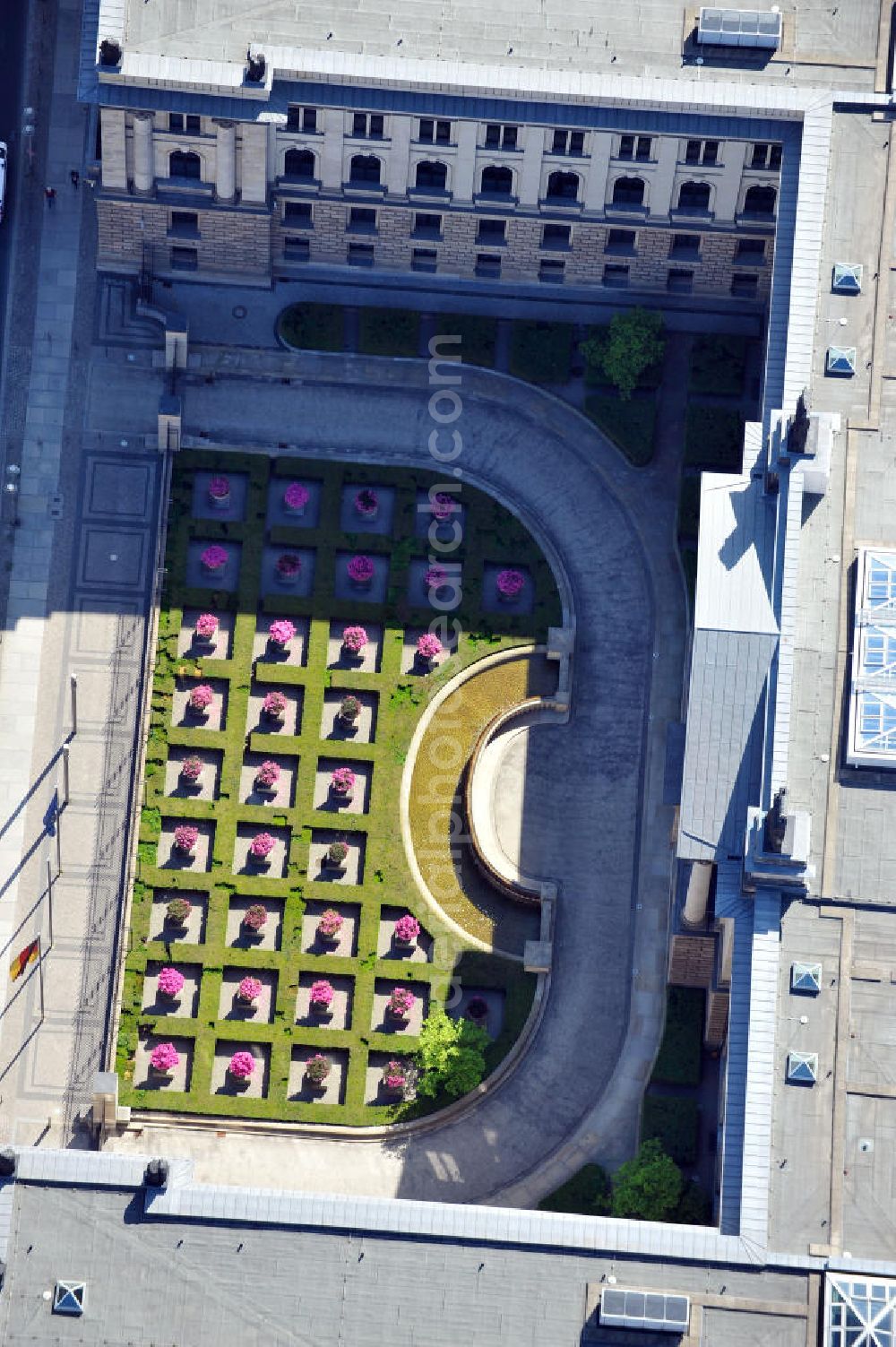 Berlin Mitte from the bird's eye view: Bundesrat mit Außenanlagen / Vorgarten an der Leipziger Straße in Berlin-Mitte. Federal Council of Germany with grounds / front garden at the street Leipziger Strasse in the borough Mitte. Gartenpflege: Jürgen Kuhr - Projektur