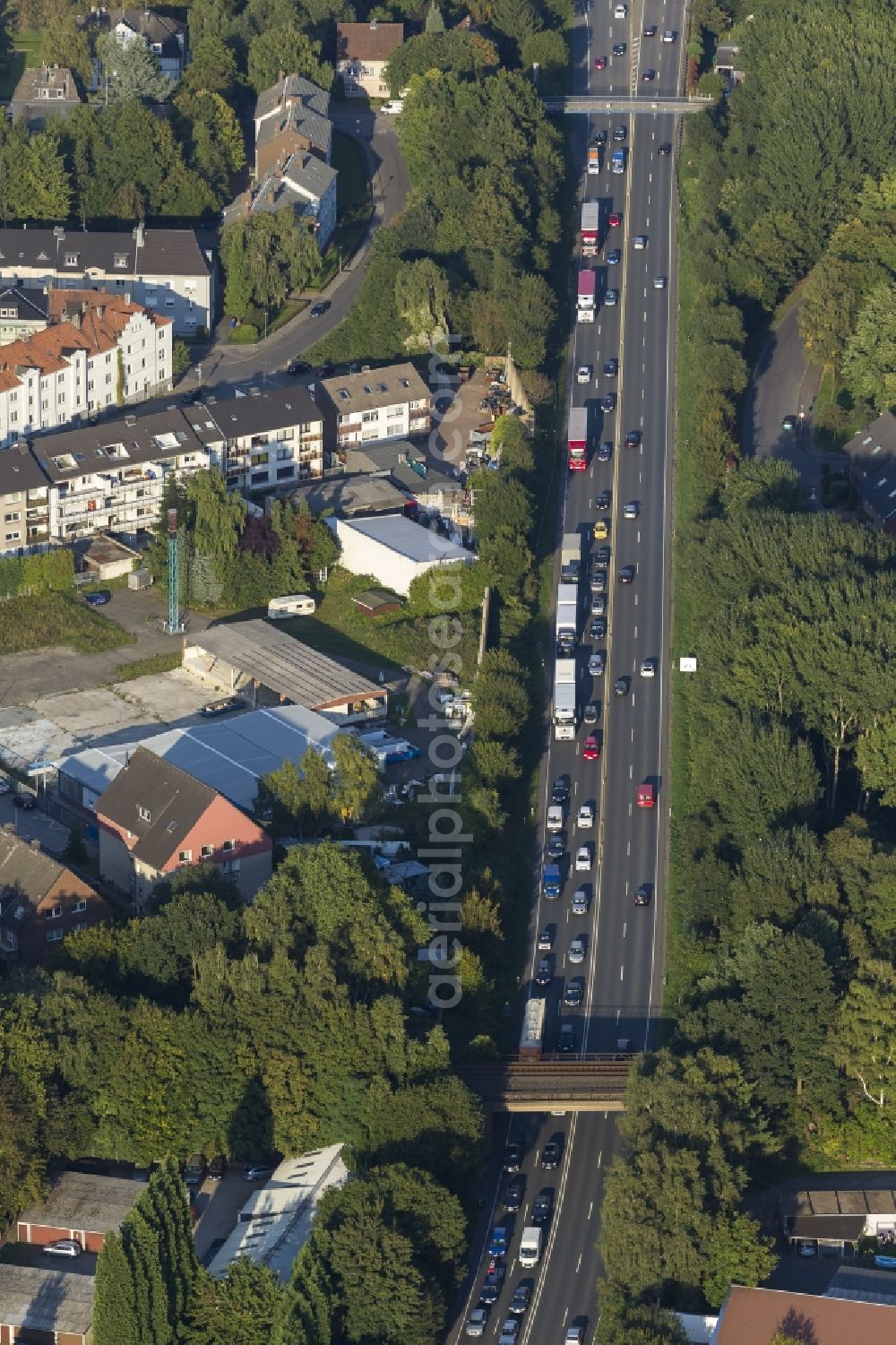 Aerial photograph Gladbeck - Federal highway B244 - Essener Strasse in Gladbeck in the state of North Rhine-Westphalia. Along the road lies the Ivens Neon GmbH and a residential area