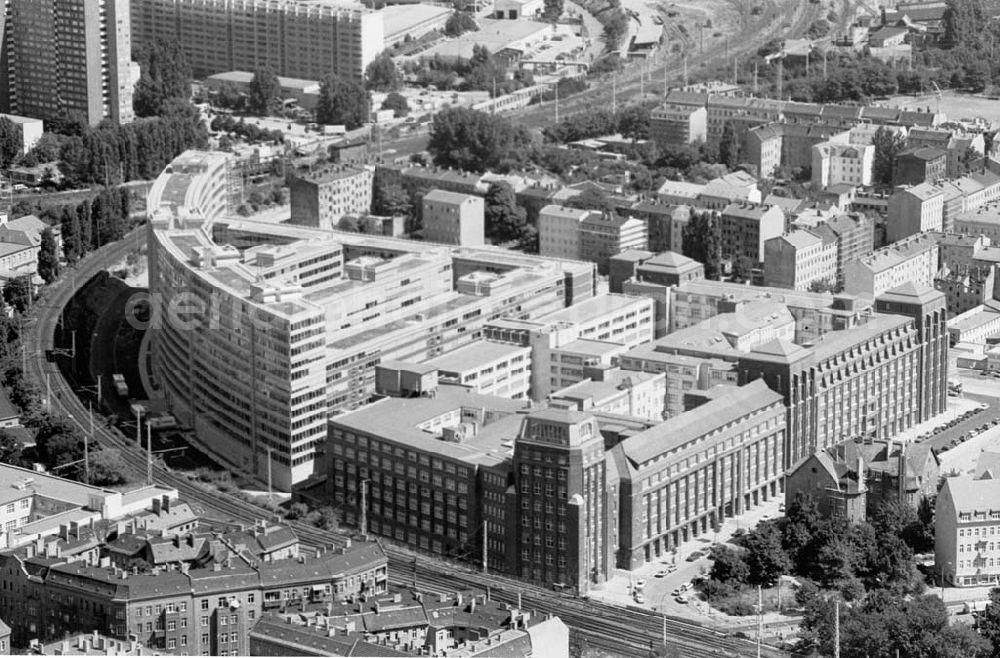 Berlin Ostkreuz from the bird's eye view: 09..08.1995 Bundesversicherungsanstalt für Angestellte am S-Bahnhof Ostkreuz