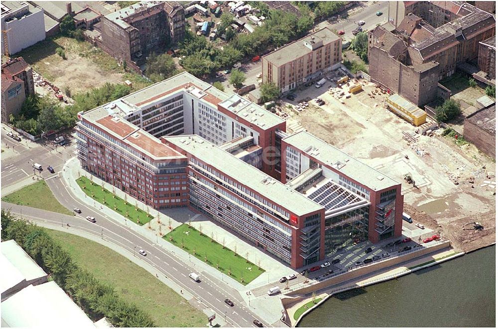 Berlin Friedrichshain from the bird's eye view: 23.07.2004 Bundesverwaltung ver.di - Vereinte Dienstleistungsgewerkschaft Bundesvorstand Paula-Thiede-Ufer 10 10179 Berlin fon (030) 69 56 - 0 fax (030) 69 56 - 31 41 mail info@verdi.de