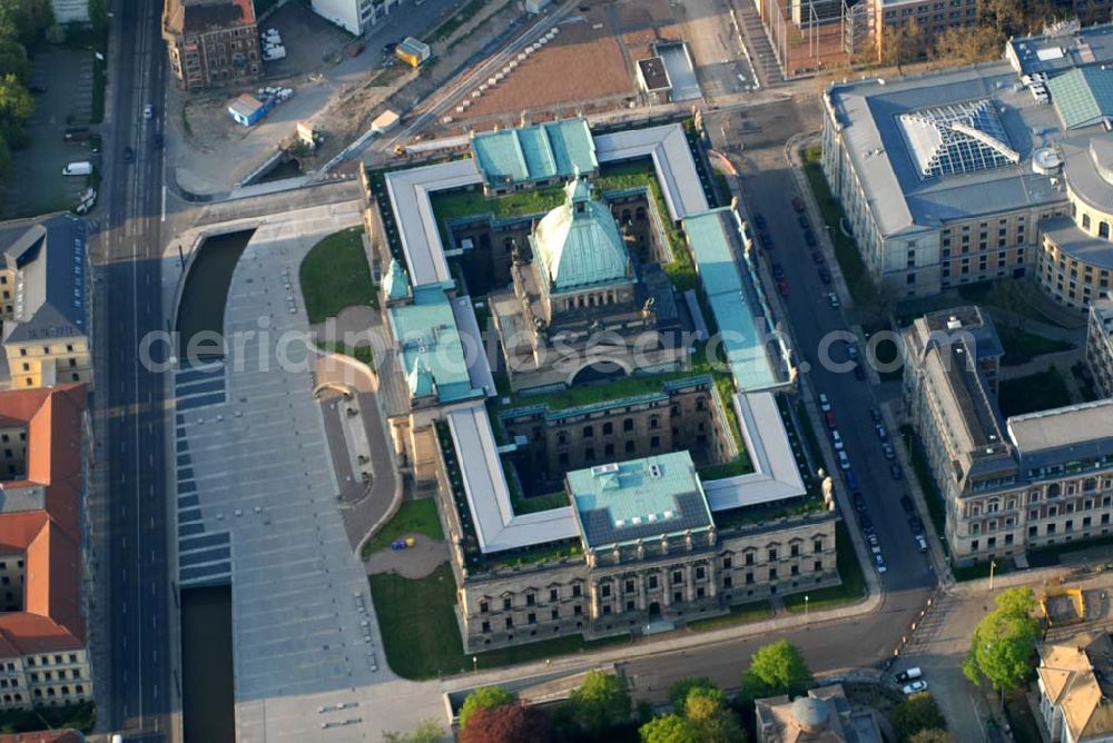 Leipzig from above - Bundesverwaltungsgericht Leipzig. Ursprünglich war dies der Sitz des Reichsgerichtes, dass hier 1879 seine Tätigkeit aufnahm. Das Gebäude wurde in der DDR zum Dimitroff-Museum. Seit 2002 hat das Bundesverwaltungsgericht hier seinen Sitz. Kontakt: Bundesverwaltungsgericht, Simsonplatz 1, 04107 Leipzig, Leiterin der Pressestelle: Karin Siebert, Tel. (0341) 2007 - 1621, Fax: (0341) 2007 - 1662, E-Mail: pressestelle@bverwg.bund.de,