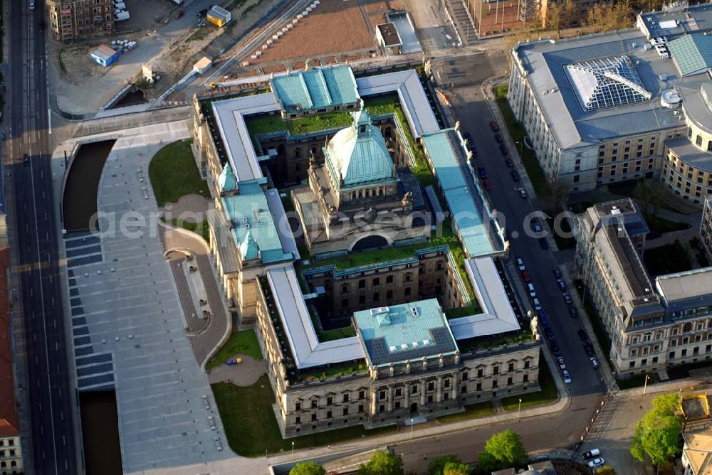 Leipzig from the bird's eye view: Bundesverwaltungsgericht Leipzig. Ursprünglich war dies der Sitz des Reichsgerichtes, dass hier 1879 seine Tätigkeit aufnahm. Das Gebäude wurde in der DDR zum Dimitroff-Museum. Seit 2002 hat das Bundesverwaltungsgericht hier seinen Sitz. Kontakt: Bundesverwaltungsgericht, Simsonplatz 1, 04107 Leipzig, Leiterin der Pressestelle: Karin Siebert, Tel. (0341) 2007 - 1621, Fax: (0341) 2007 - 1662, E-Mail: pressestelle@bverwg.bund.de,