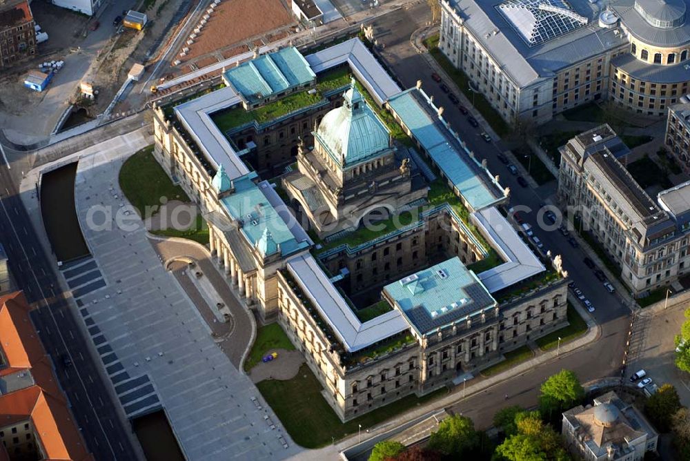 Aerial image Leipzig - Bundesverwaltungsgericht Leipzig. Ursprünglich war dies der Sitz des Reichsgerichtes, dass hier 1879 seine Tätigkeit aufnahm. Das Gebäude wurde in der DDR zum Dimitroff-Museum. Seit 2002 hat das Bundesverwaltungsgericht hier seinen Sitz. Kontakt: Bundesverwaltungsgericht, Simsonplatz 1, 04107 Leipzig, Leiterin der Pressestelle: Karin Siebert, Tel. (0341) 2007 - 1621, Fax: (0341) 2007 - 1662, E-Mail: pressestelle@bverwg.bund.de,