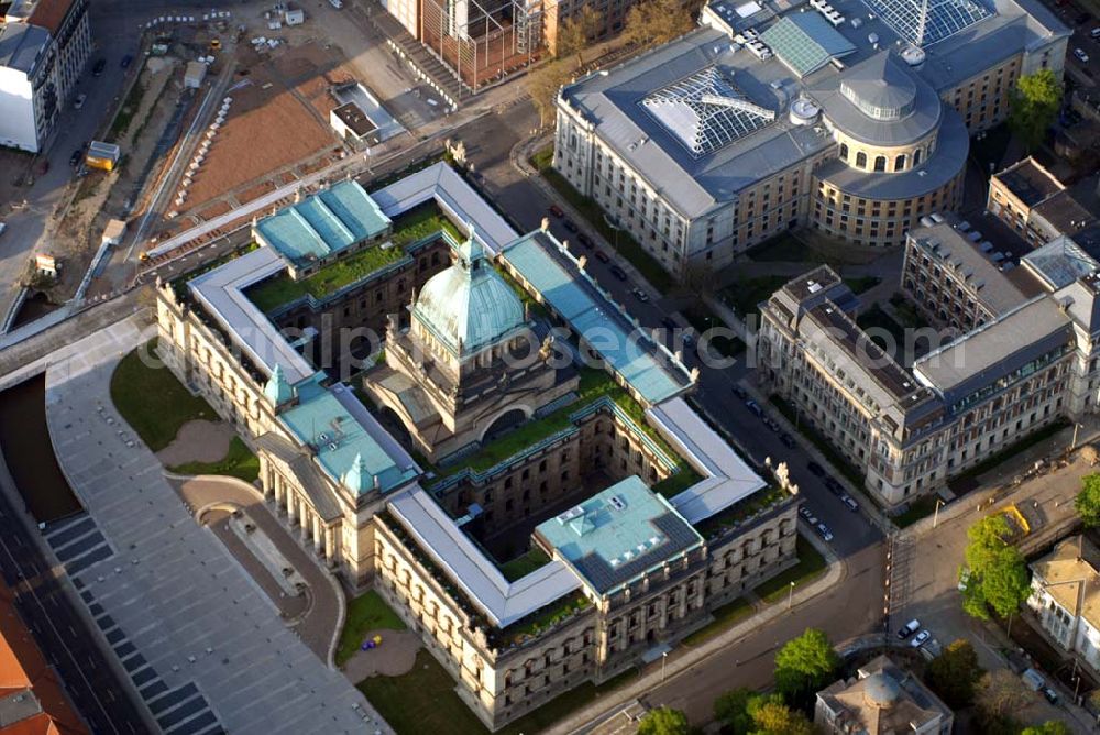 Aerial photograph Leipzig - Bundesverwaltungsgericht Leipzig. Ursprünglich war dies der Sitz des Reichsgerichtes, dass hier 1879 seine Tätigkeit aufnahm. Das Gebäude wurde in der DDR zum Dimitroff-Museum. Seit 2002 hat das Bundesverwaltungsgericht hier seinen Sitz. Kontakt: Bundesverwaltungsgericht, Simsonplatz 1, 04107 Leipzig, Leiterin der Pressestelle: Karin Siebert, Tel. (0341) 2007 - 1621, Fax: (0341) 2007 - 1662, E-Mail: pressestelle@bverwg.bund.de,