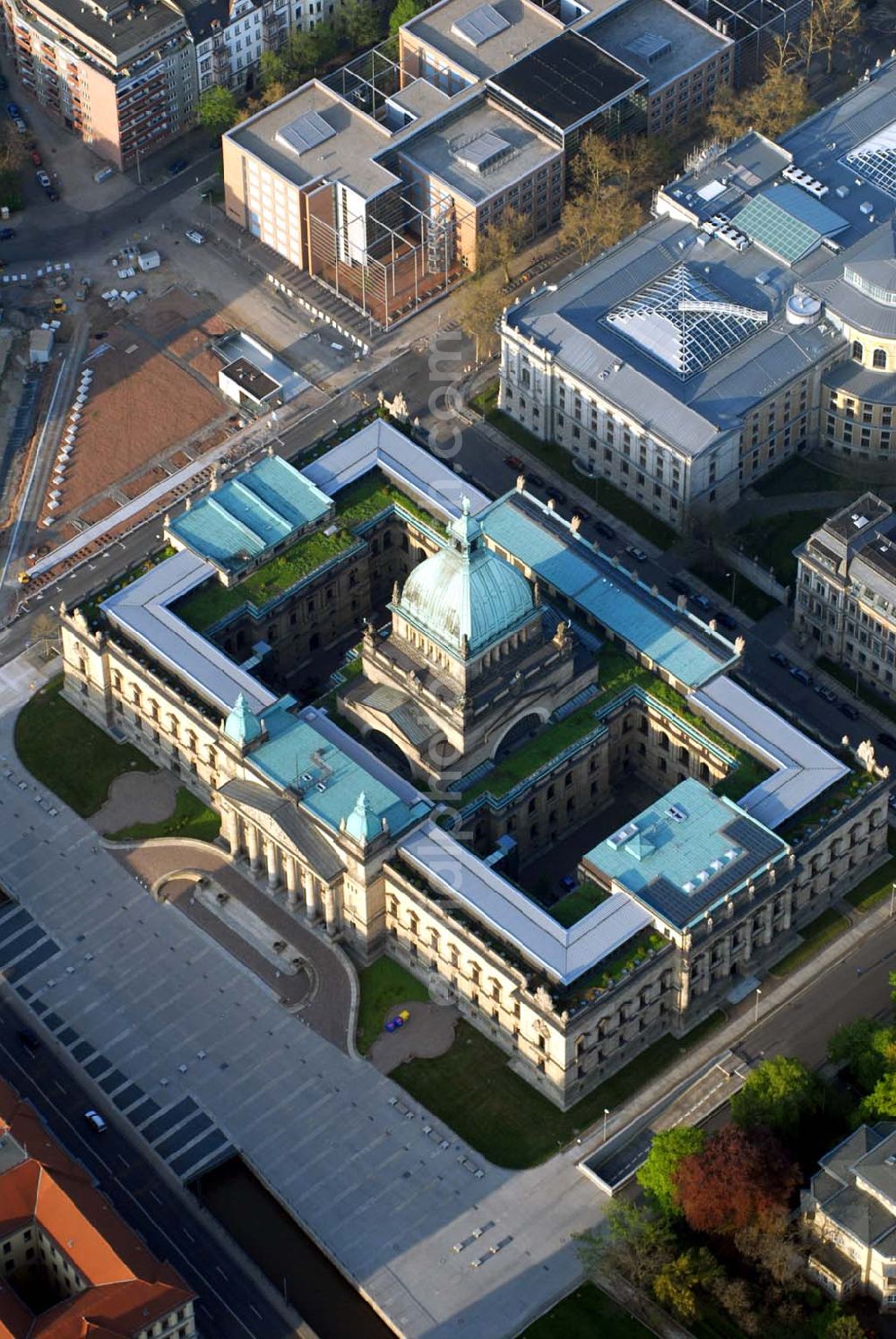 Leipzig from above - Bundesverwaltungsgericht Leipzig. Ursprünglich war dies der Sitz des Reichsgerichtes, dass hier 1879 seine Tätigkeit aufnahm. Das Gebäude wurde in der DDR zum Dimitroff-Museum. Seit 2002 hat das Bundesverwaltungsgericht hier seinen Sitz. Kontakt: Bundesverwaltungsgericht, Simsonplatz 1, 04107 Leipzig, Leiterin der Pressestelle: Karin Siebert, Tel. (0341) 2007 - 1621, Fax: (0341) 2007 - 1662, E-Mail: pressestelle@bverwg.bund.de,